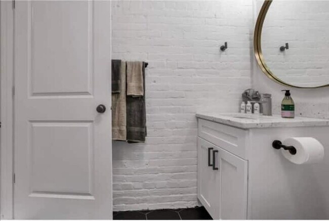 Building Photo - The Artist's Apt. | 1BR | Short North | +Parking