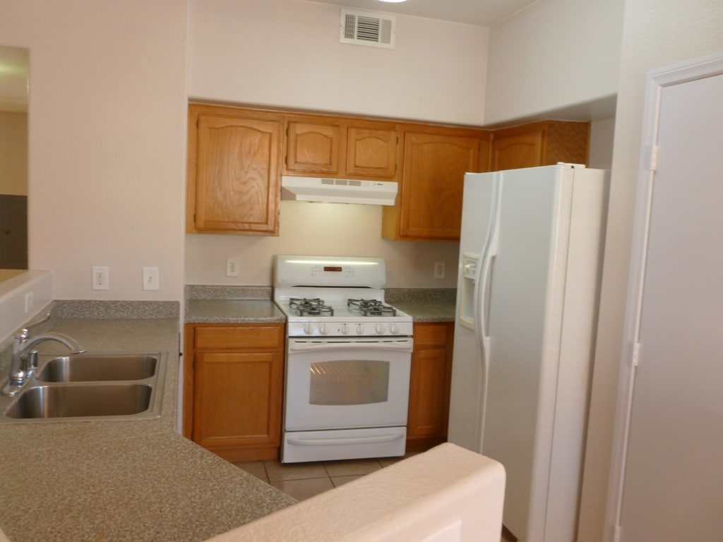 Building Photo - 3400 Cabana Dr