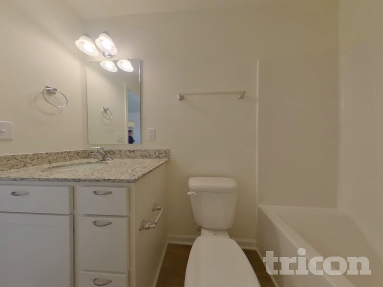 Building Photo - 1080 Crescent Moon Lp