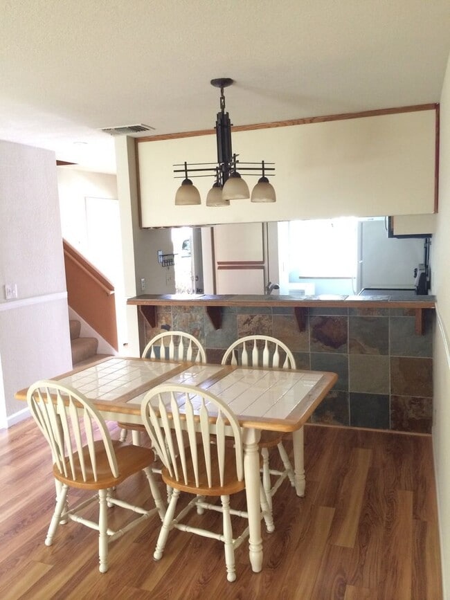 Building Photo - 2 Bedroom 1.5 Bath updated Condo
