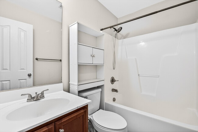 Building Photo - 130 Woodbury Farm Dr