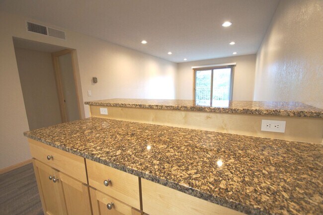 Building Photo - Pinto Suite