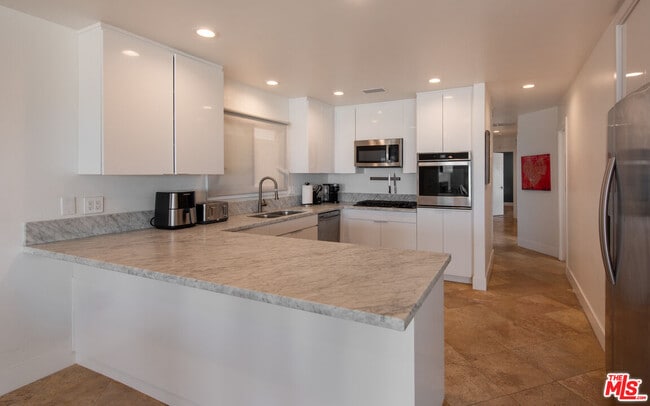 Building Photo - 6419 Ocean Front Walk