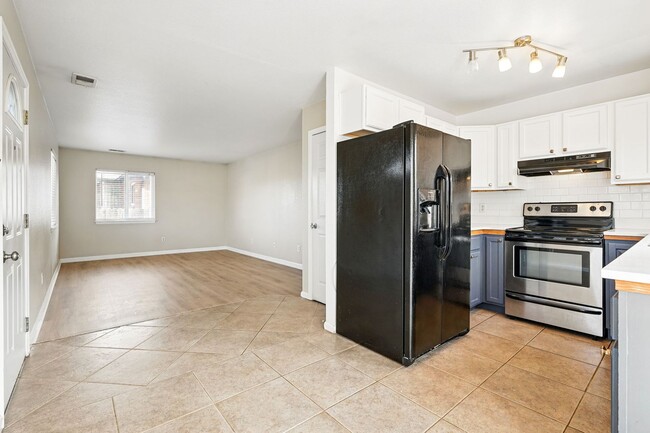 Building Photo - Updated Home in Sunnyside!