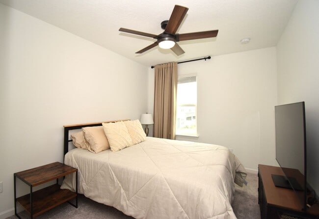 Building Photo - Spacious 3-bedroom, 2.5-bath townhome