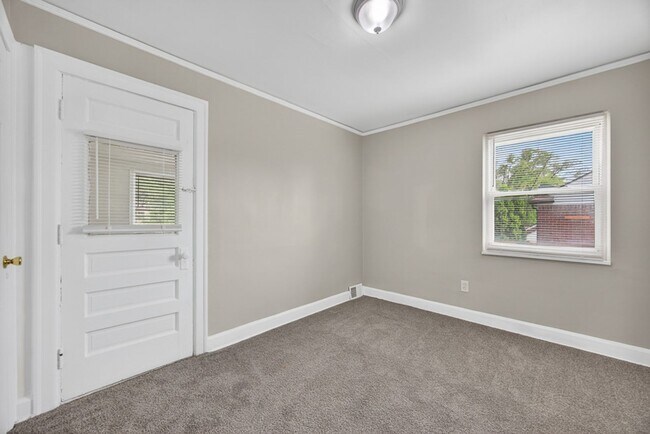 Building Photo - Spacious 3 bed 1.5bath Brick Colonial