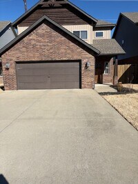 Building Photo - BEAUTIFUL HOME IN GREAT LOCATION!