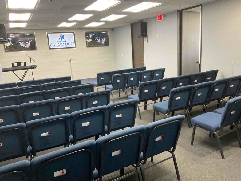 Building Photo - 6220 S Orange Blossom Trl