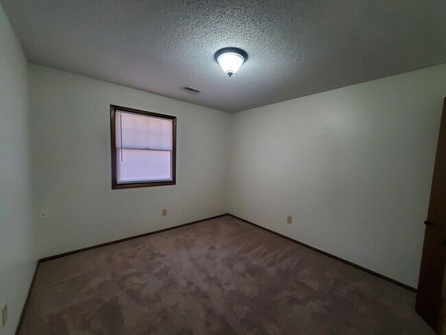 Building Photo - Spacious Derby home in Beautiful Mature Tr...