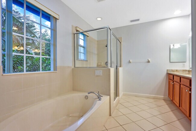 Building Photo - 1904 Flower Dr