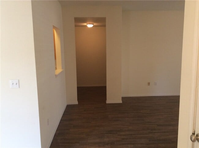 Building Photo - 2050 E Farr Ln