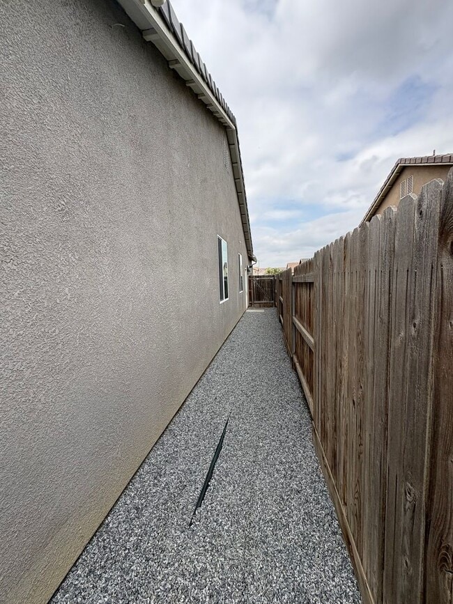 Building Photo - Tulare Home coming soon!