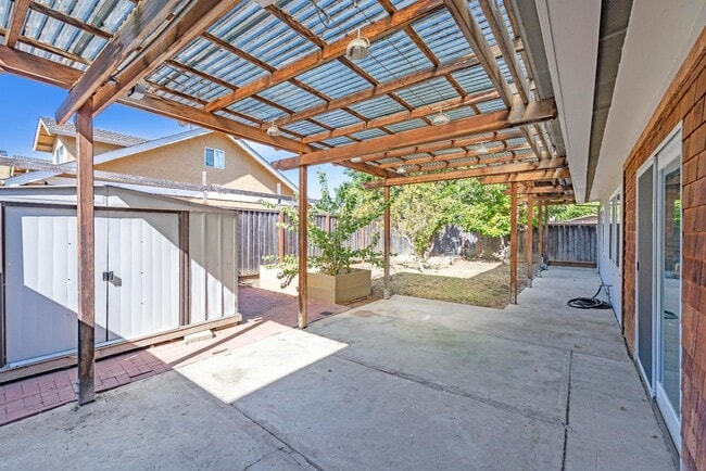 Building Photo - 2577 Gonzaga St