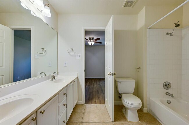 Building Photo - 1531 Parkfield Cir