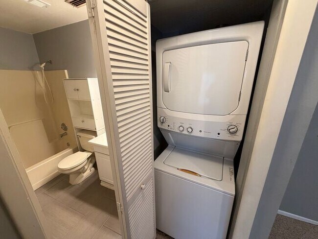 Building Photo - Convenient 2/2 Orlando Condo – Water & Garbage Included!