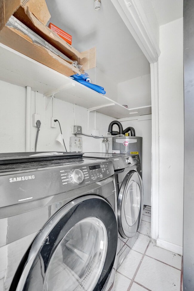 Building Photo - 1633 SE 5th Ct