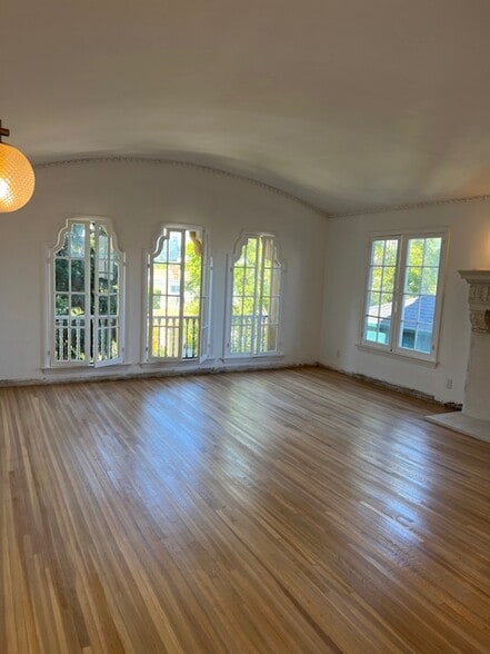 Building Photo - 926 S Curson Ave