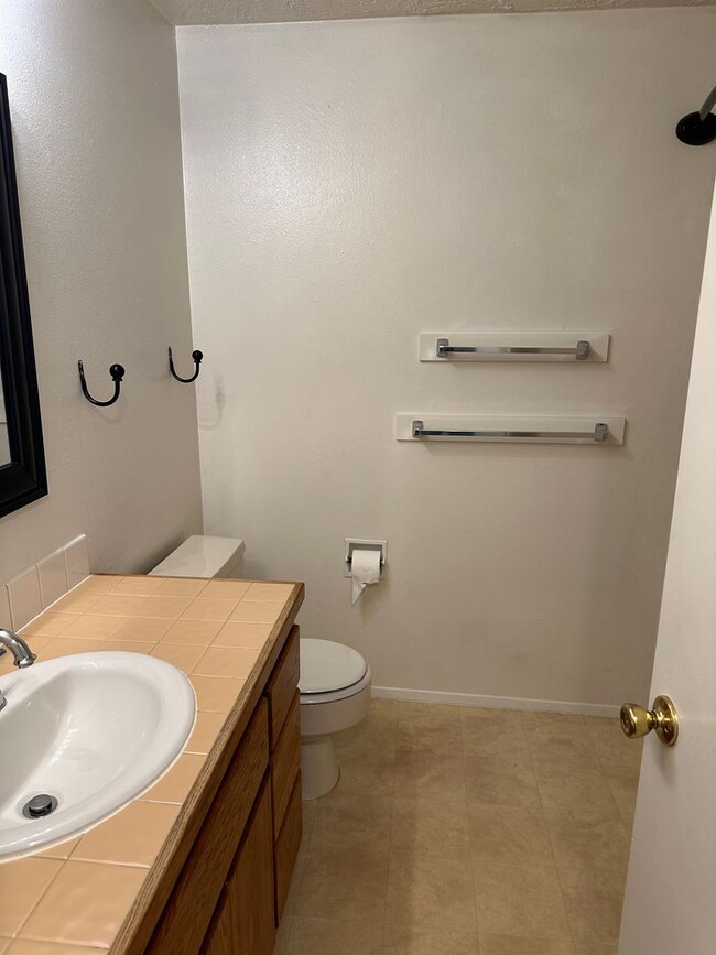 Building Photo - Updated 2 bed 1 bath dulpex in Springfield!