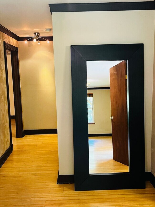 Building Photo - Wonderfully Eclectic Bainbridge Home, Perfect for Nature Lovers!