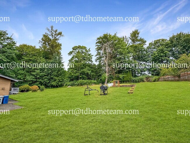 Building Photo - "Charming 3-Bed Retreat with Spacious Inte...