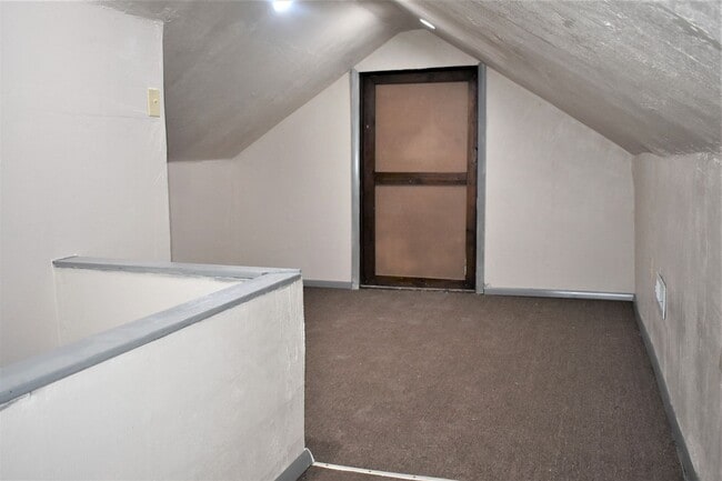 Building Photo - LEASE PENDING AS OF 06/06/25: Charming 3 b...