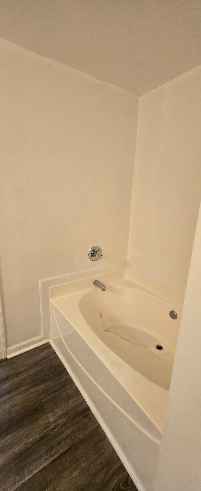 Building Photo - 3 Bedroom Townhouse