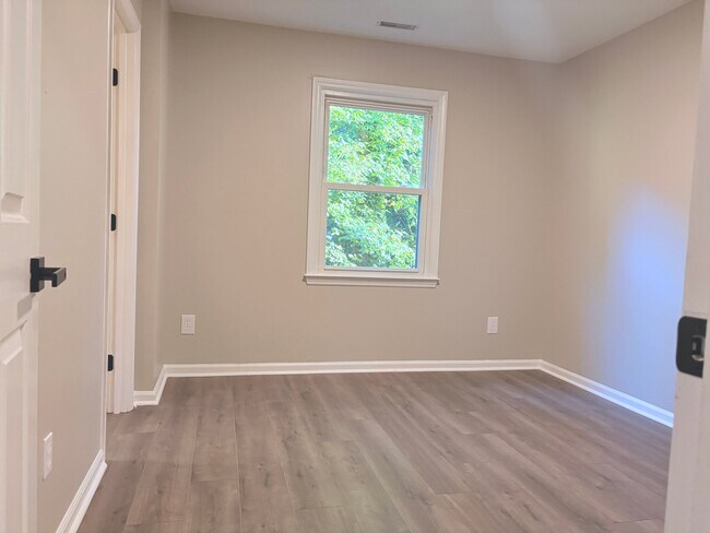 Building Photo - 6813 Glendower Rd