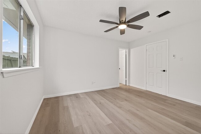 Building Photo - 16235 La Terra Dr