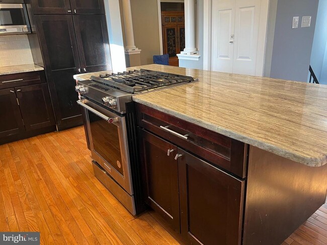 Building Photo - 2046 Greenwich St