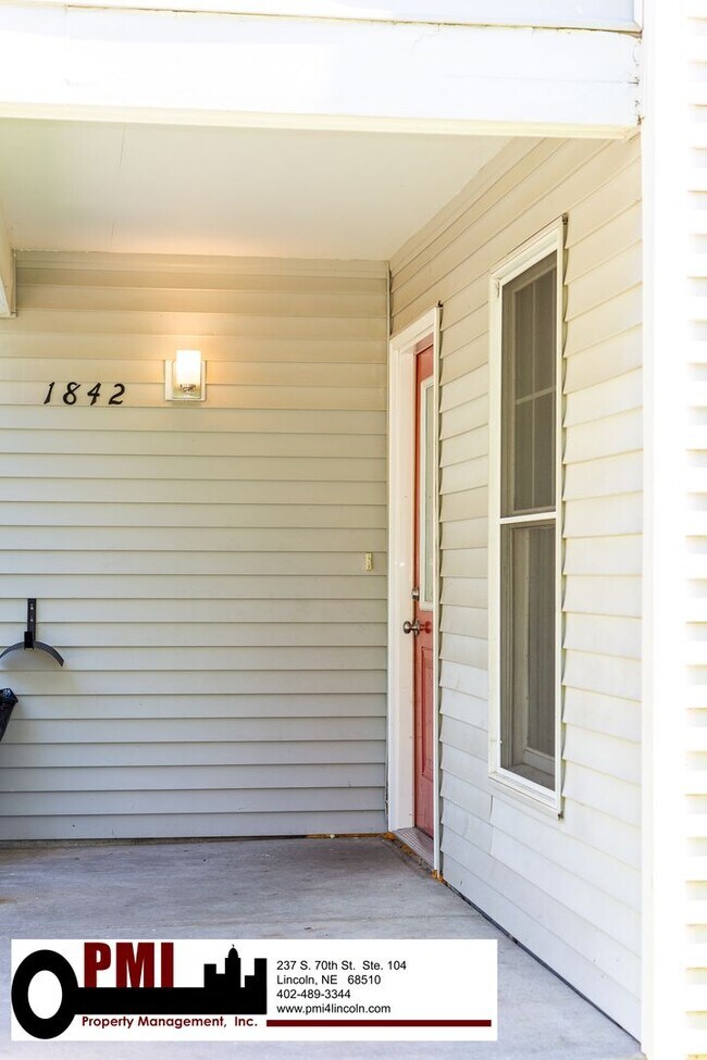 Building Photo - 3 Bedroom and 1.5 bathroom Duplex for rent