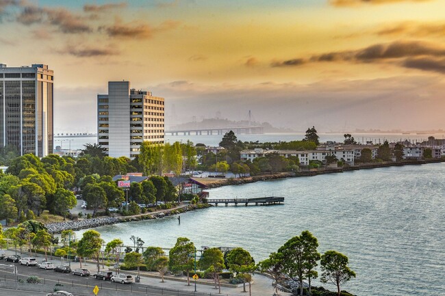 Building Photo - Gorgeous Apartment with Water, Bridge & Mt...