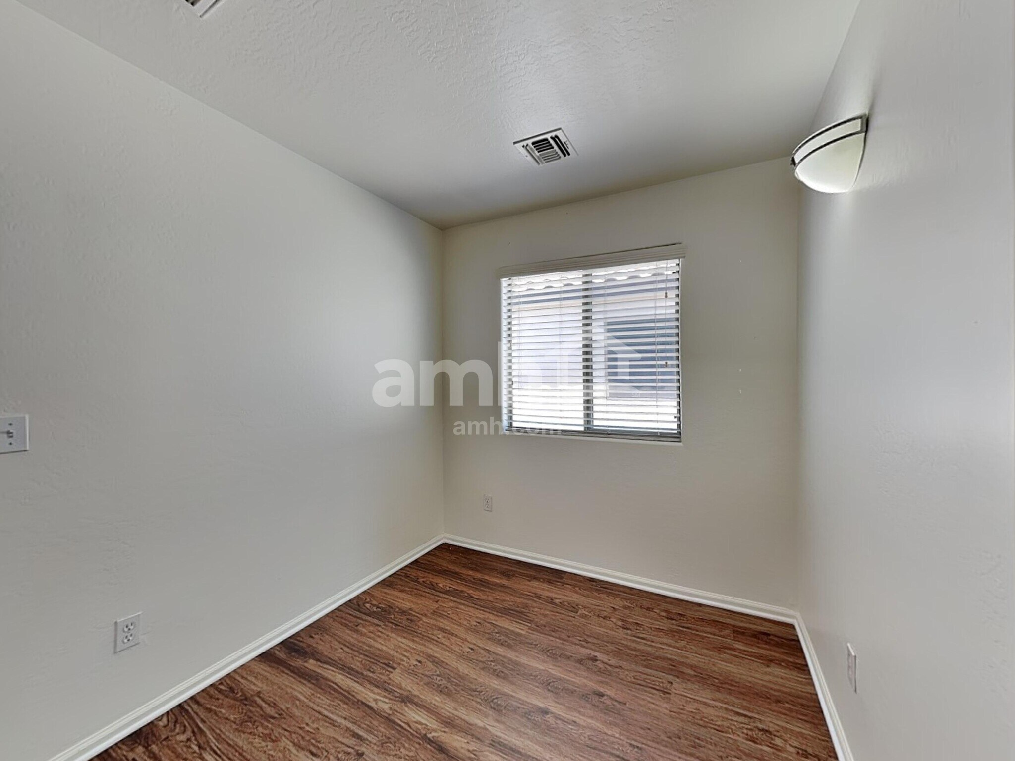 Building Photo - 446 E Kelsi Ave