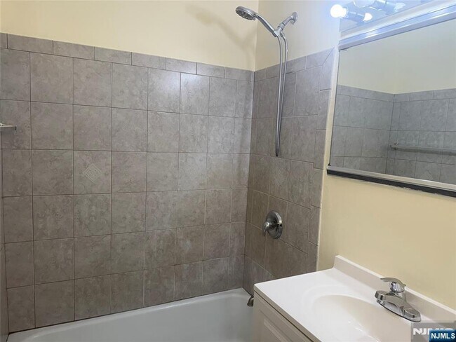 Building Photo - 39 E 39th St