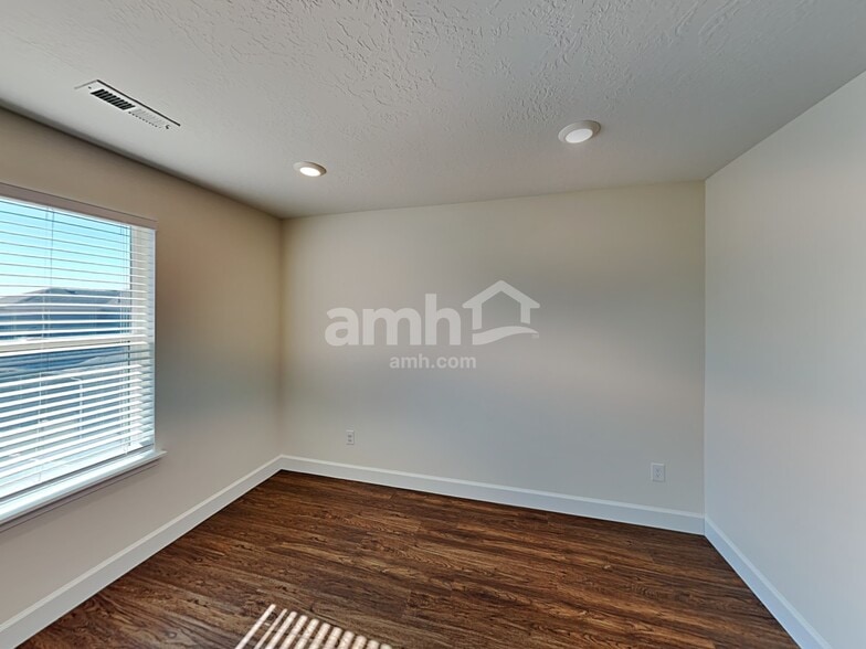 Building Photo - 2368 E Tumbleweed Rd