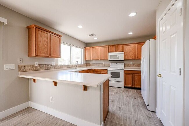 Building Photo - Beautiful 4 Bed 2000+ SFT property in Wind...