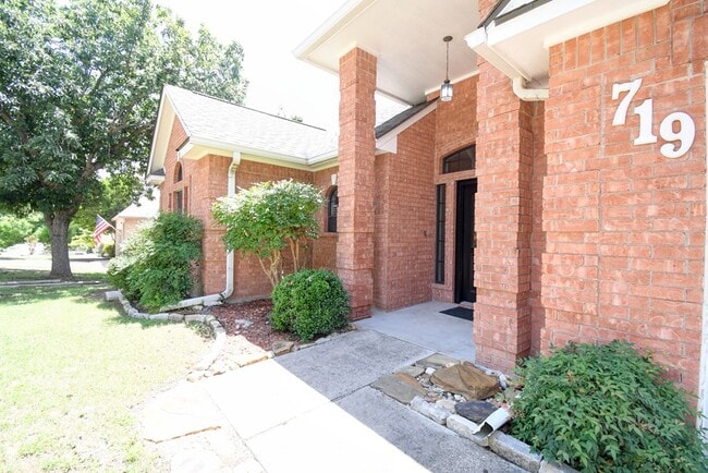 Building Photo - 719 Oak Hollow Dr