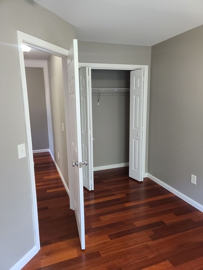 Building Photo - 3 Bedroom 2 1/2 bath end unit Townhome for...