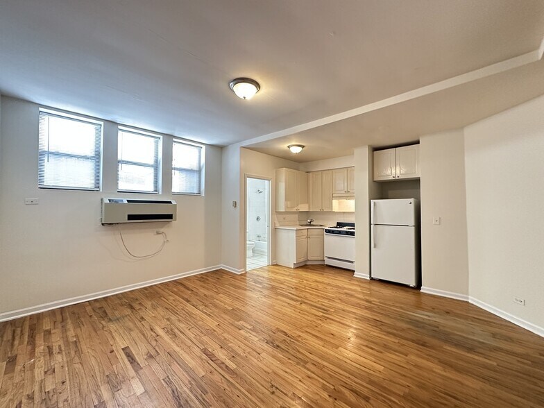 Building Photo - 909 W Dakin St