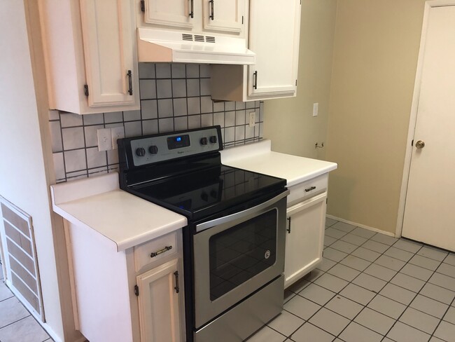 Building Photo - Half Duplex in The Colony!!