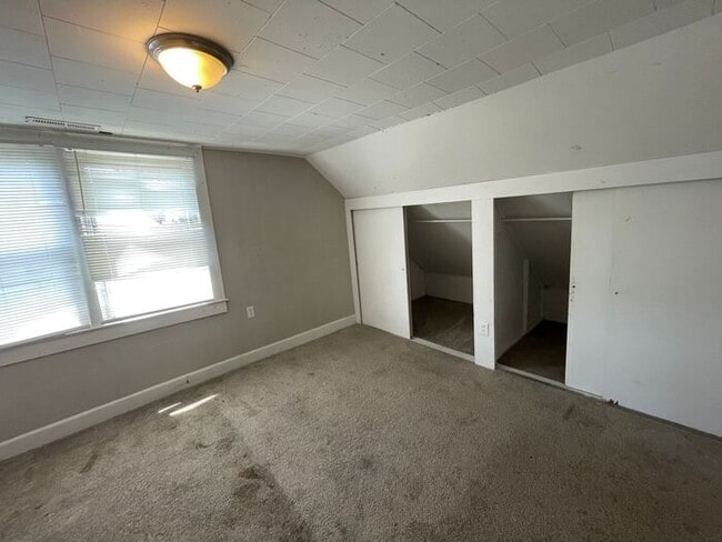 Building Photo - 4 bedroom 2 bath house