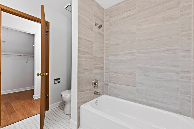 Building Photo - 728 Brandon Pl