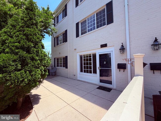 Building Photo - 1425 N Van Dorn St