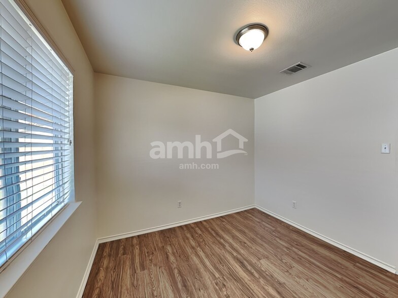 Building Photo - 100 Meadow Lark Ln