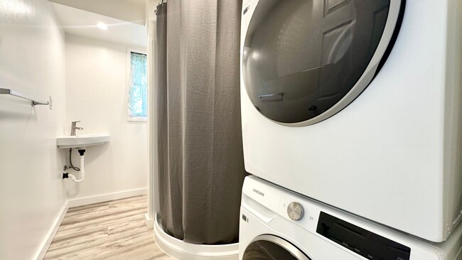 Building Photo - 2340 University Ave