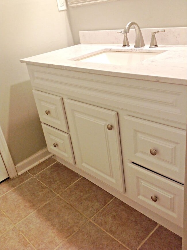 Building Photo - Renovated Cottage Charm