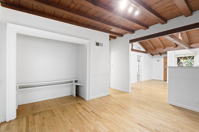 Building Photo - 15826 Magnolia Blvd