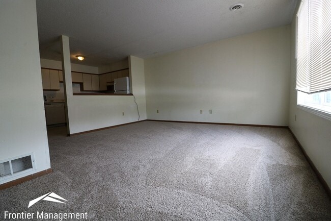 Building Photo - Spacious Brick Condo in a Great Location!