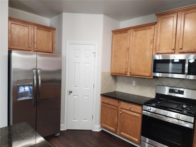 Building Photo - 465 Roland Manor Dr