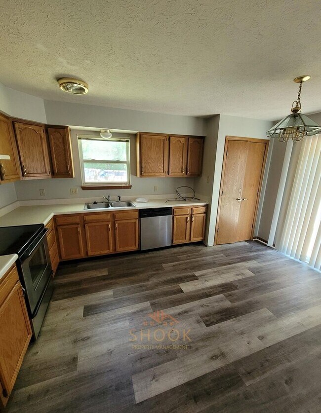 Building Photo - REMODELED 3 BR HOME - AVAILABLE MID JUNE