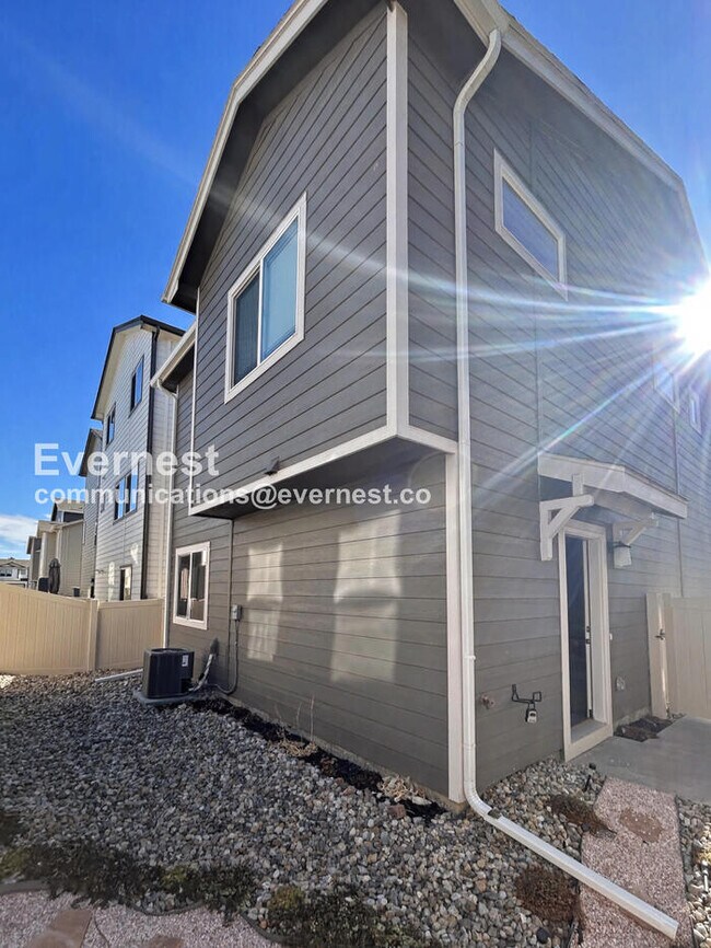 Building Photo - 2 Bed/2 Bath Home with Fenced Yard & Garage / Available Now!